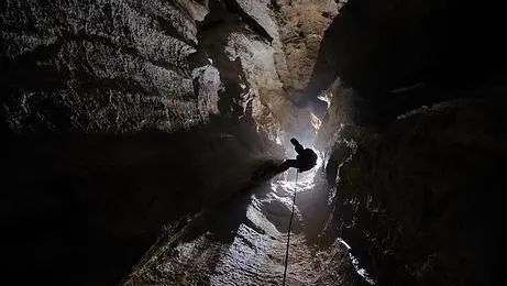 地球上最深的洞穴中，发现地底神秘世界，或存在地心世界入口