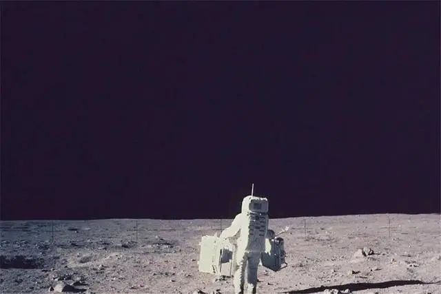 月球上没有生命存在，为何会发现上百吨垃圾？外星人扔的？