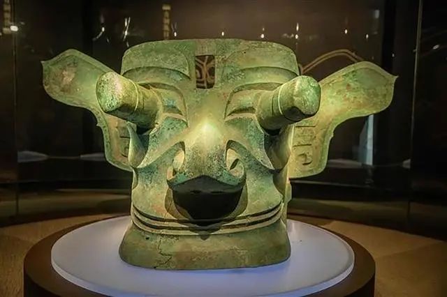 三星堆考古新发现，长相怪异的青铜头像，是外星人还是“神”？