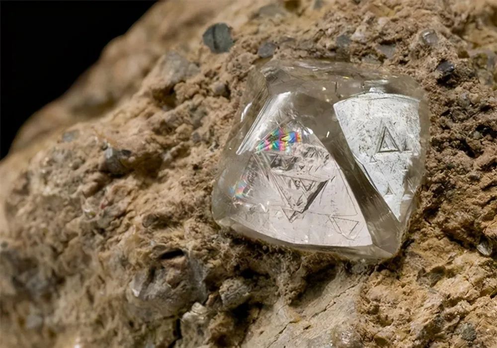 科学家发现地球内部有超1000万亿吨钻石，为什么没人敢开采？