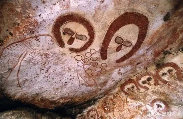 5000年前的洞穴，壁画上发现外星生物的脑袋？疑似外星人到访地球
