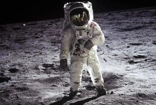 月球上跳高是地球的6倍？美国宇航员：当年跳起来差点命都没了！