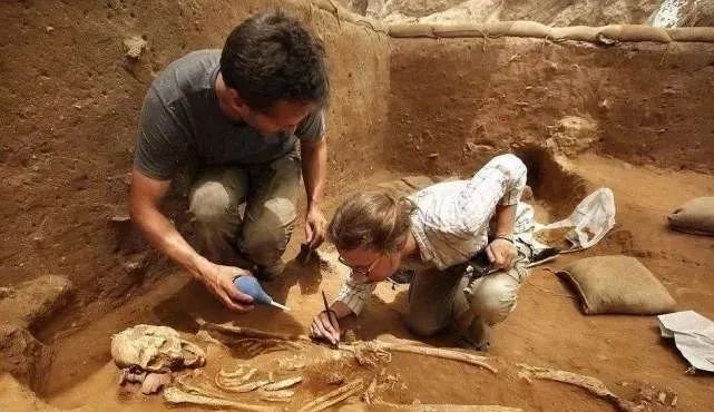 考古学家进入地下洞穴，发现23万年前的人类，有着极可怕的一面