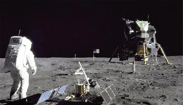 人类是否成功登月？看看月球上留下的东西，还有96包粪便！