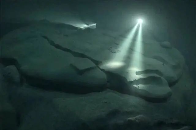 探险队搜寻遇难船，发现了一个巨大的USO，真的有外星人吗