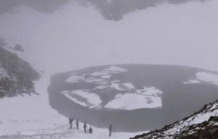 喜马拉雅山冰雪融化, 裂开了一条湖, 湖中东西却让人恐慌