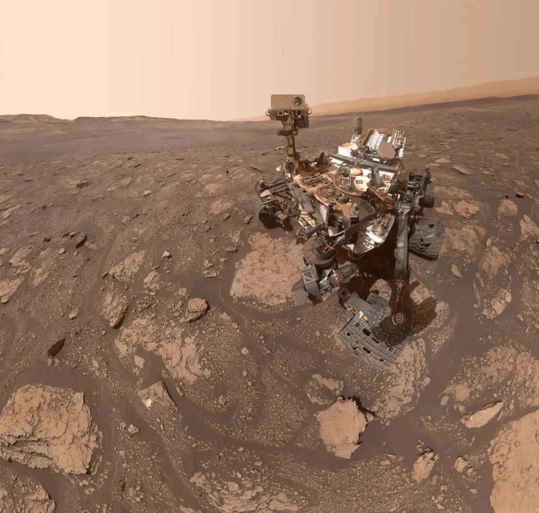 好奇号从火星传回自拍照，画面清晰，让我们看到了火星荒凉的景象