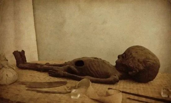 考古挖出900年前怪异头骨，疑似外星人与地球人混血儿