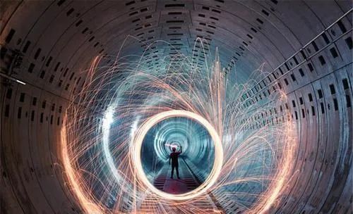 小伙自称来自2030年，直接用证据回应众人质疑，时光隧道真存在？