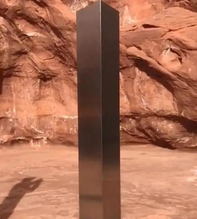 黑石碑现身地球？沙漠发现一个高3.6米的金属碑，来历不明