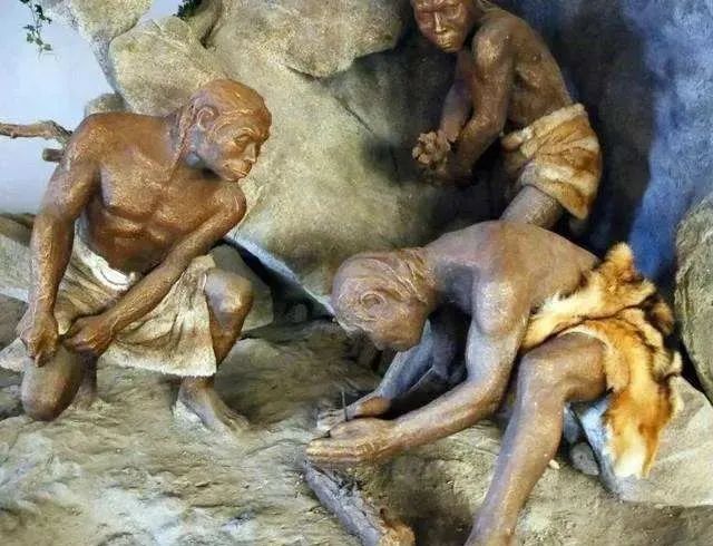 考古学家进入地下洞穴，发现23万年前的人类，有着极可怕的一面