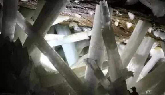 北美洲内发现重达55吨千年水晶，玛雅预言或将成真