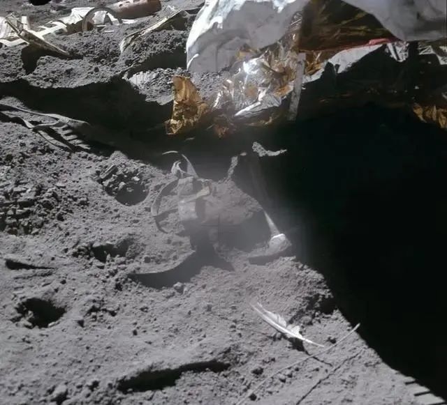 总共12个地球人在月球登陆过，为什么月球上却留下了100多吨垃圾？