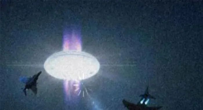 货运飞机被“UFO”包围，3名机组人员同事看到，它到底是什么？