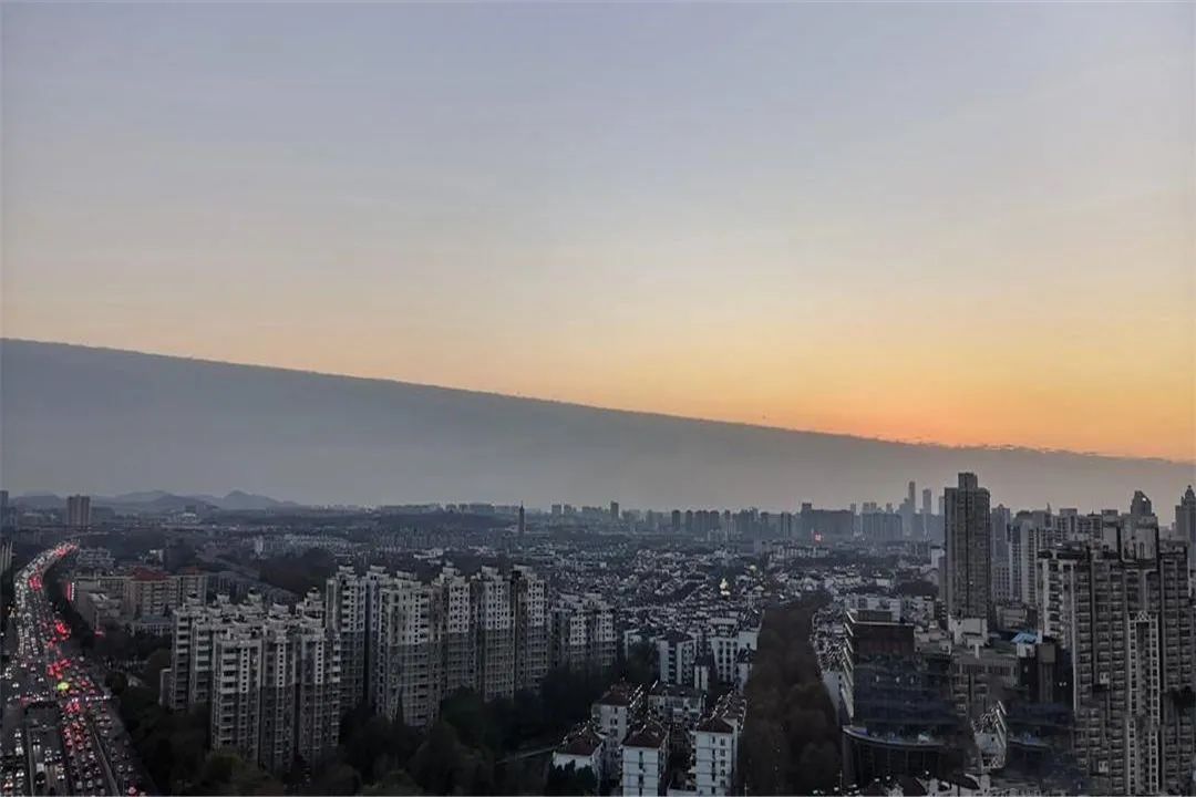 南京上空出现天空异象，像是被子一样包裹半壁天