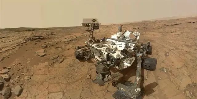 NASA发现火星异象，“钢柱”轮廓清晰可见，是外星人留下的？