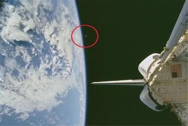 美国航天飞机拍到不明物，疑似外星人“监测器”，地球被盯上了？