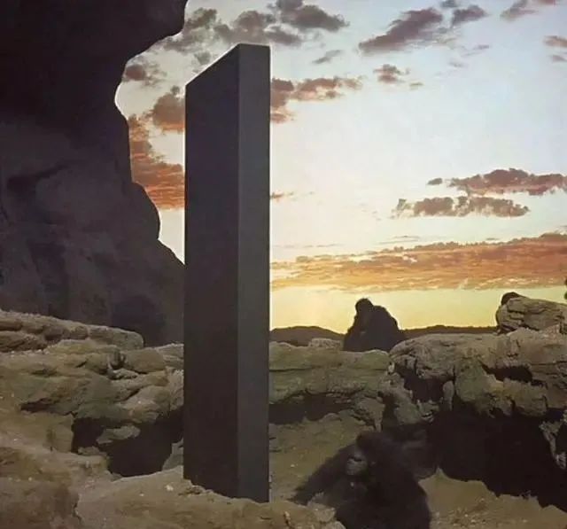 黑石碑现身地球？沙漠发现一个高3.6米的金属碑，来历不明