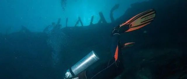 海底发出诡异电磁干扰，专家打捞出60公尺物体，竟是外星太空船？