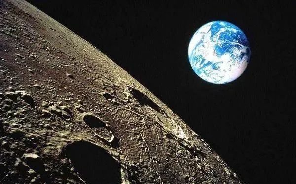 月球居然在地球的大气层中？科学家的这个发现颠覆了人们的认知！