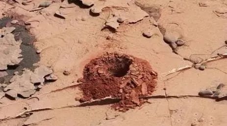 火星发现“钻洞”，土壤新鲜洞孔规则，专家：人类高看了自己！