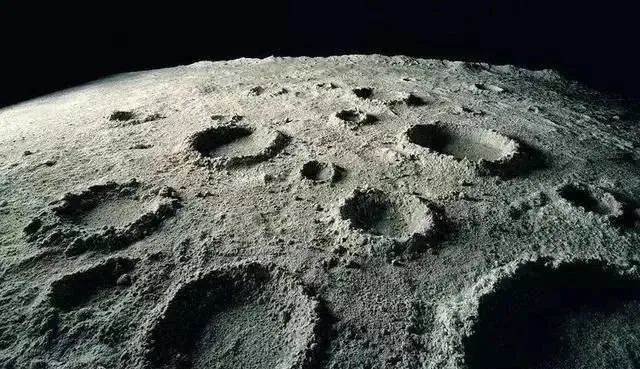 月球上面有很多无法解释的现象，至今仍是个迷