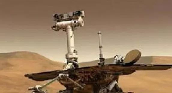 勇气号再次传回照片，火星发现“折翼飞行物”，堪比科幻大片！