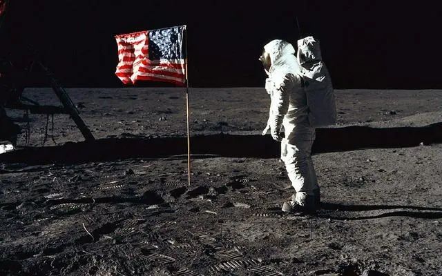 美国登月返回时，月球上没有火箭发射站，人是怎么回来的？