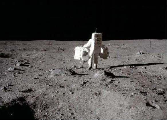 这个东西不属于月球，被阿波罗飞船发现，并带回了地球