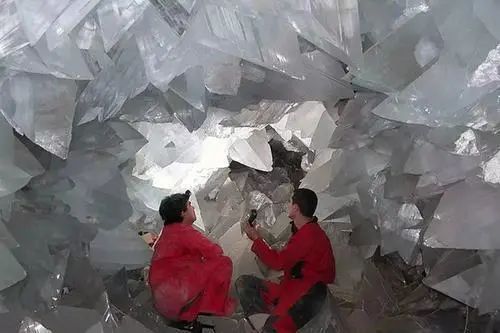300米沙漠下发现一座“冰宫”，到处都是水晶，游客却被禁止入内