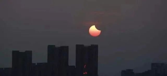 美国太阳消失的诡异一天，5个州在血红天空下,科学家：并非日月食