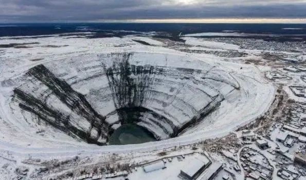 当初苏联挖到地球9500米，周边全是钻石和黄金，为什么不挖了？