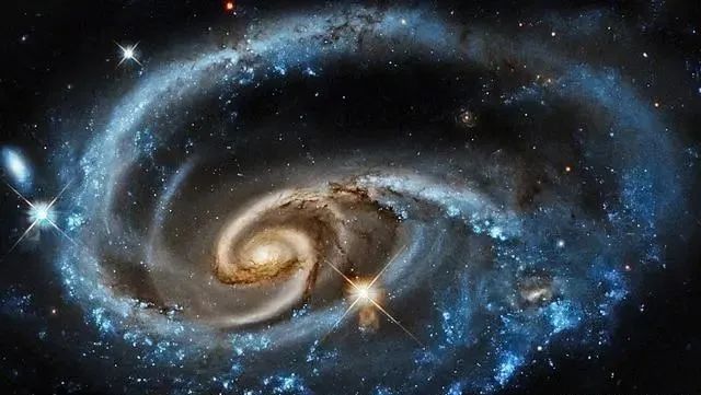 科学家发现银河系正在扭曲，被巨大的引力控制，为什么会这样？