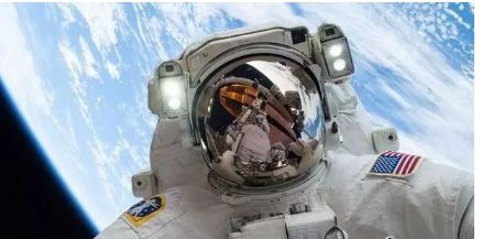 暴露在太空中身亡的宇航员，尸体会怎么样，会回收吗？