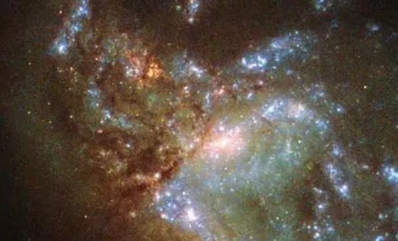 哈勃拍摄到2亿光年外的星系碰撞，38亿年后的银河系也会这样