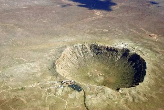 世界最大陨石坑：源自20亿年前，坑中藏有1000吨黄金和大量钻石