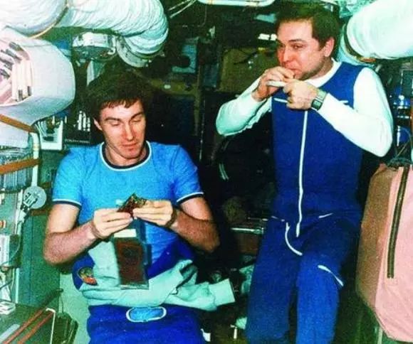 史上最悲惨苏联宇航员，人还在太空国家就没了，后来结果怎样了？