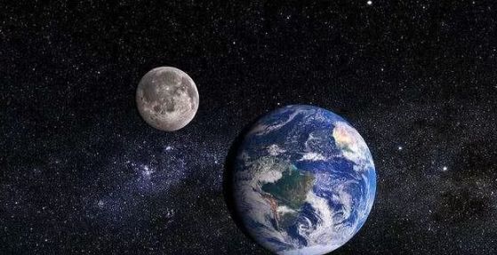 地球上看月亮和太阳一样大，若在月球上看地球有多大？又有多亮呢