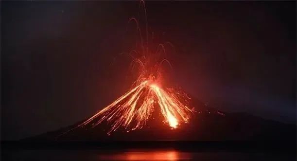 印尼喀拉喀托火山喷发，曾经造成过全球性灾难，冰岛火山蠢蠢欲动