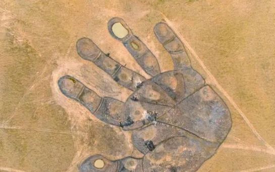 草原发现“巨大掌印”，覆盖面积4万平方米，手指纹路异常清晰