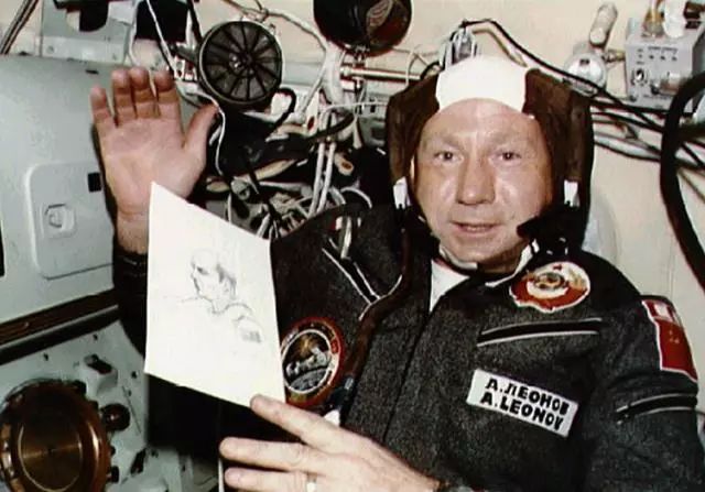 人类第一次在太空行走，差点留在太空中，有三名宇航员不幸牺牲