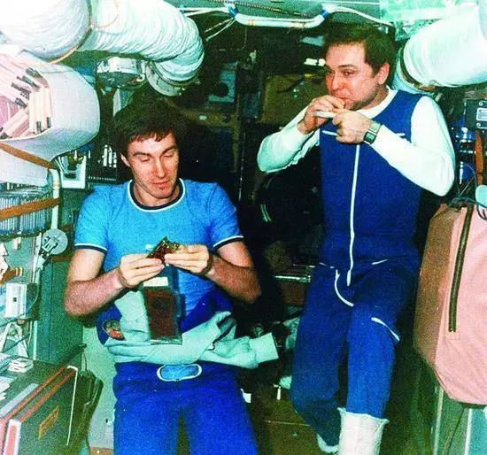 宇航员在太空时，祖国却没有了，苏联宇航员绝望滞留太空