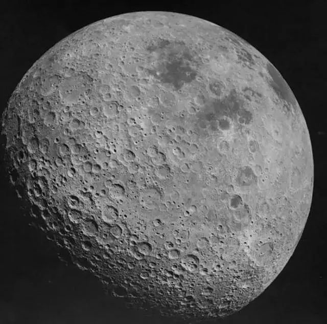 美国50年前就能登月，为何从来不去月球背面？其实美国轰炸过月背