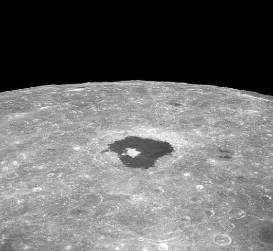 月球的4个黑点已存在59年，它到底是什么？嫦娥四号前往调查
