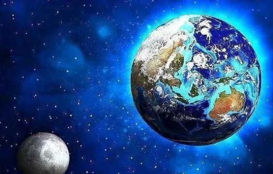 地球上看月亮和太阳一样大，若在月球上看地球有多大？又有多亮呢