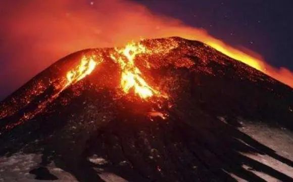 2020年不平凡？欧亚大陆最高活火山又喷了，让人忌惮不已！
