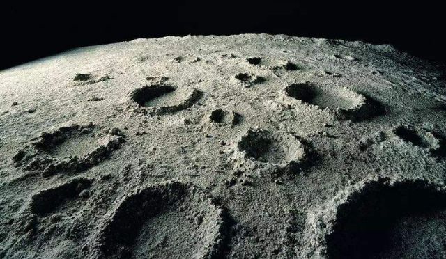 月球背面秘密被揭开？嫦娥4号传来画面，霍金曾多次出言警告！