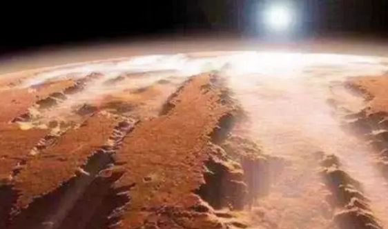 美国火星探测器发现罕见外形生命带