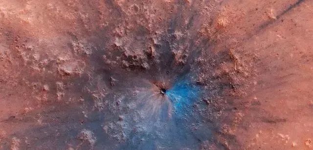 火星又“受伤”了！NASA探测器发现一个直径15米的新鲜陨石坑