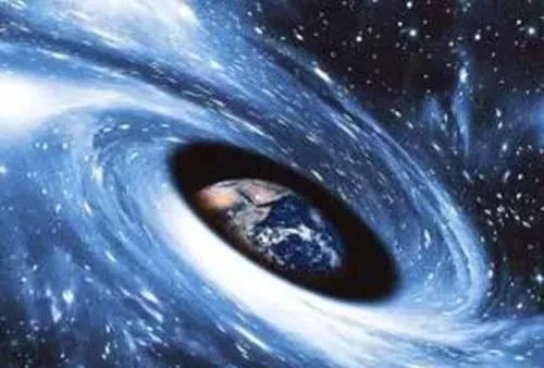 如何地球掉入黑洞会出现什么情况？人类有可能会看到不一样的场景